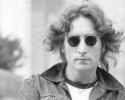 Com visto revogado, John Lennon sofre enorme perseguição nos EUA