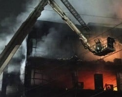 Incêndio em prédio comercial deixa 26 mortos na Índia