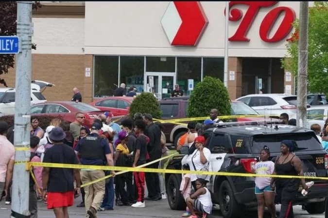 Atirador de 18 anos mata 10 pessoas em supermercado  em Nova York Foto: The Buffalo News