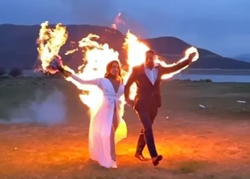 Dupla de dublês ateia fogo em si mesmos durante casamento. (Foto: Reprodução/Instagram )  