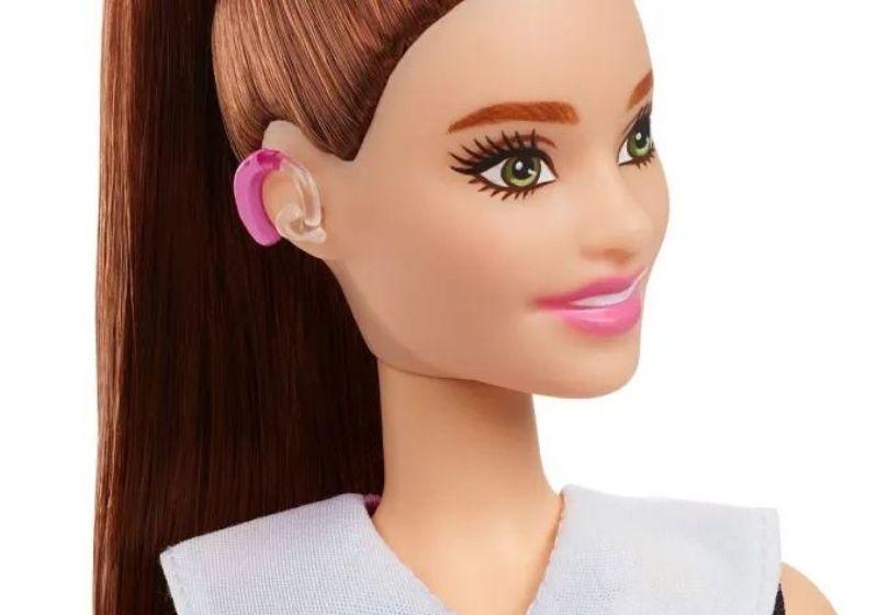 Boneca Brbie com aparelho auditivo faz parte da coleção inclusiva da Mattel. (Foto: Divulgação/Mattel)