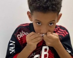 Felicidade! Filho de jogador do Altos recebe camisa do Flamengo de Gabigol 