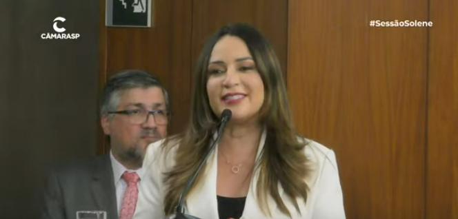 Rejane Dias fala em solenidade na Câmara de SP (Foto: Reprodução)
