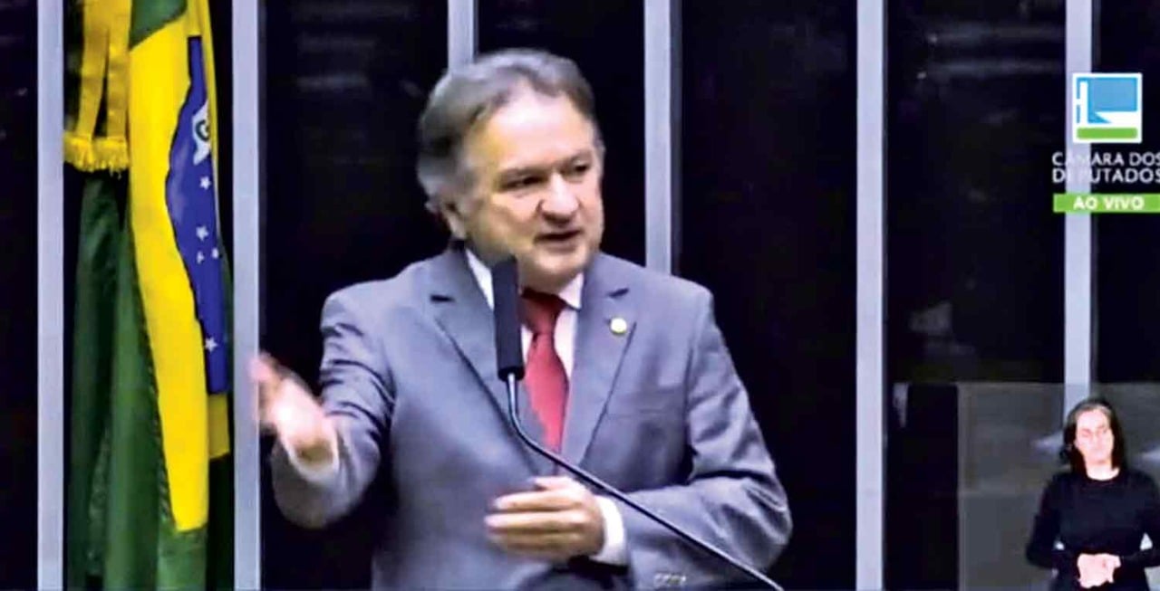 Merlong Solano discursa na Câmara criticando política de preços da Petrobras