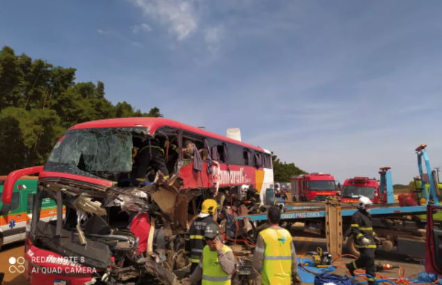 Colisão entre ônibus de viagem e carreta deixa 11 mortos na BR-163- Foto: Reprodução