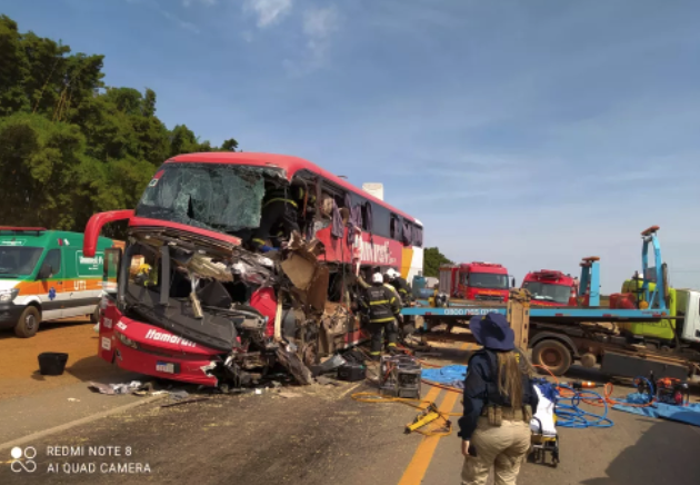 Colisão entre ônibus de viagem e carreta deixa 11 mortos na BR-163- Foto: Reprodução