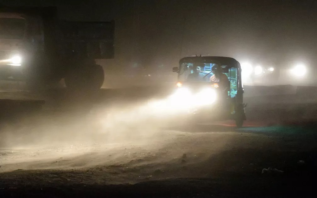 Veículos tentam cruzar estrada durante tempestade de areia em Mathura, no estado de Uttar Pradesh, na Índia, na quarta-feira (2) — Foto: AFP 