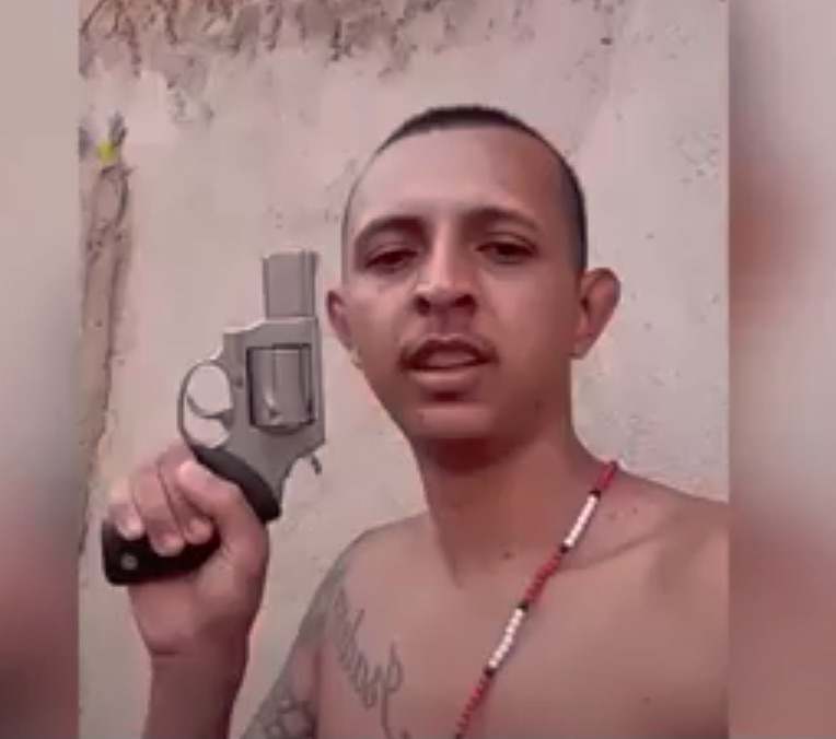 Mizael Melo exibe arma de fogo em vídeo compartilhado nas redes - Foto: Reprodução