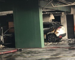 Dois carros pegam fogo em estacionamento de prédio na Av. Marechal