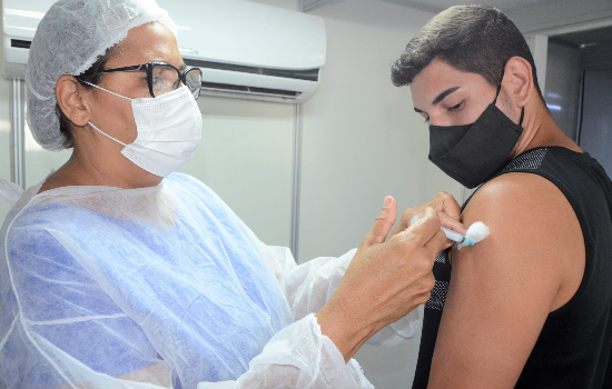 Covid: câmara técnica aprova 3ª dose da vacina em jovens de 12 a 17 anos