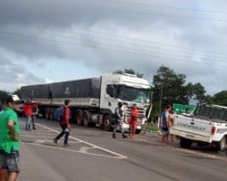Colisão entre carreta e caminhonete deixa homem morto em Oeiras