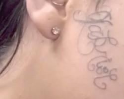 Jovem de 18 anos é forçada a tatuar o nome do ex-namorado no rosto em SP