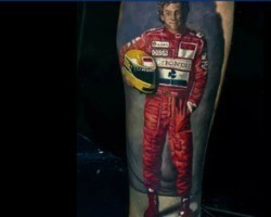 Saiba quem é o ator que fez uma tatuagem enorme de Ayrton Senna na perna