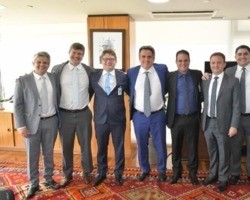 Prefeito Roberto Leão se reúne com Ciro e anuncia recursos de R$ 150 mil