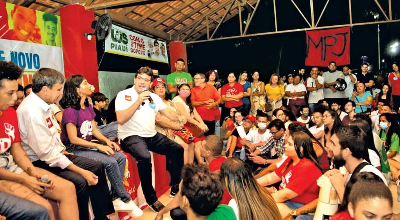 Rafael Fonteles conversa com jovens em evento na Adufpi