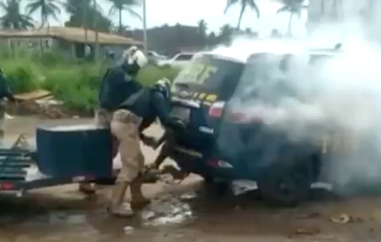Policiais transformam viatura em câmara de gás e matam homem negro; vídeo