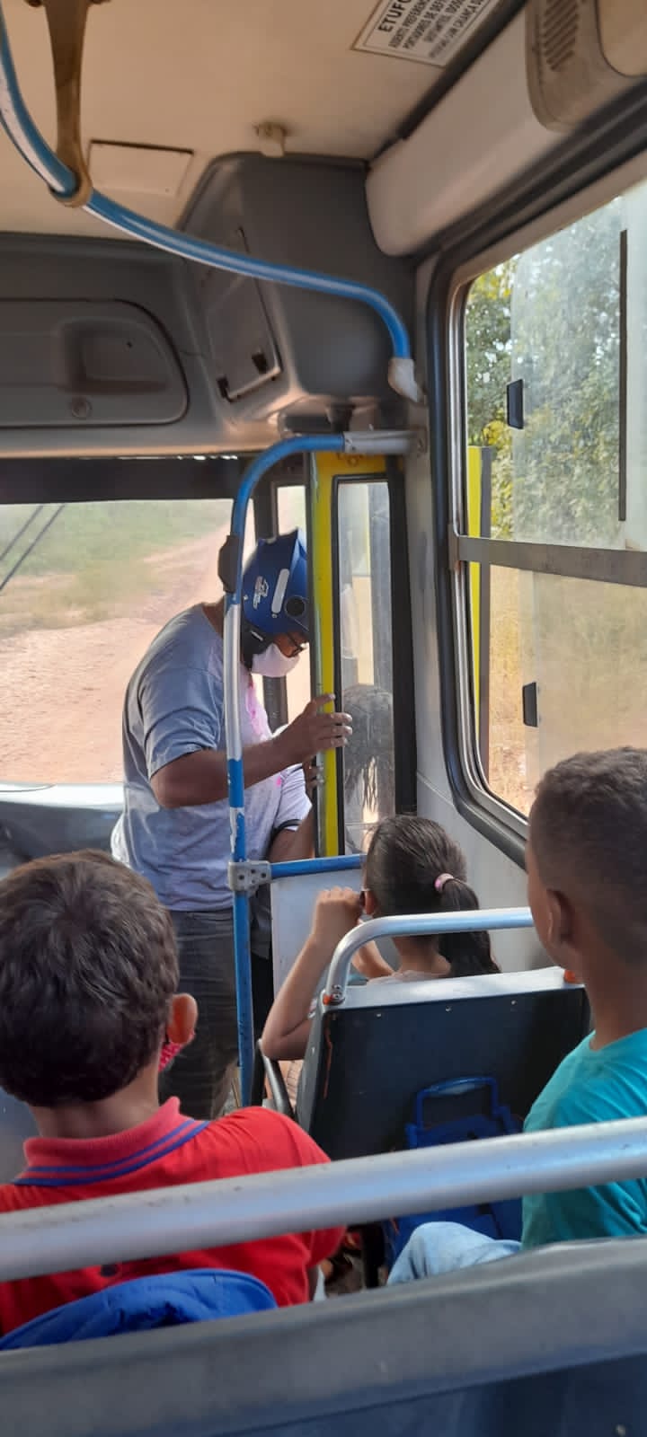 Homem invadiu ônibus escolar que transportava crianças e atacou a ex-mulher em Nazária - Foto: Reprodução/Whatsapp