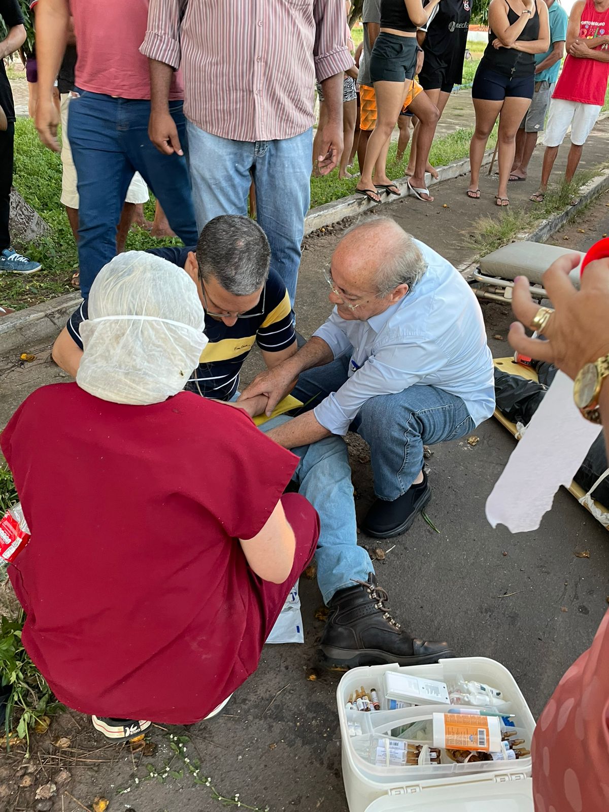 Dr. Sílvio Mendes presta socorro a vítima de acidente (Divulgação)