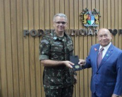 Desembargador Oliveira, presidente do TJPI, recebe honraria do Exército