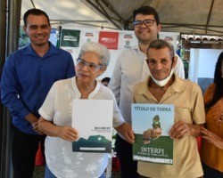 Regina Sousa entrega 399 títulos de terras e inaugura obras em Cabeceiras