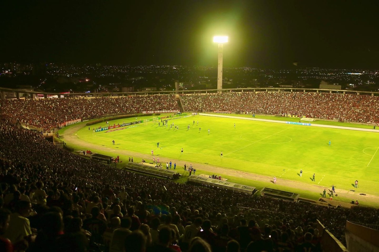 Torcedores lotaram o Estádio Albertão para prestigiar o duelo entre Altos e Flamengo pela Copa do Brasil. (Foto: Victor Melo)