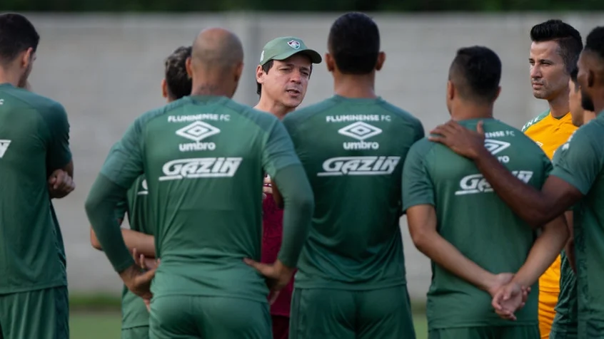 Fernando Diniz durante conversa com elenco do Fluminense antes do treino. (Foto: Mailson Santana - Fluminense FC)