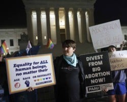 Suprema Corte dos EUA votou para derrubar a lei do aborto, diz site