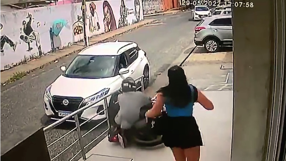 Assaltante atrapalhado cai de moto duas vezes ao tentar roubar mulher - Foto: Reprodução