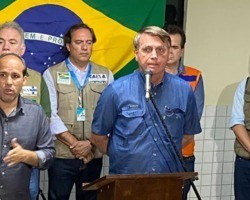 Jair Bolsonaro sobrevoa áreas atingidas por chuvas no Grande Recife