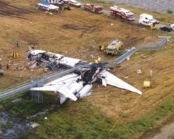 Tentando pousa sob tempestade, avião sai da pista e mata 11 pessoas