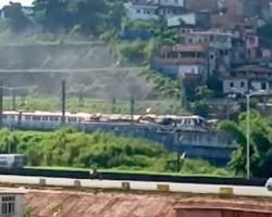Trens descarrilam e tombam em Salvador após colisão com caminhão de serviço