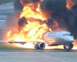 Pânico em aeroporto de Moscou, quando avião pega fogo e mata 41 pessoas