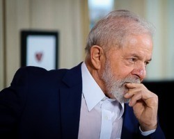 Carro do ex-presidente Lula escapa de cerco de bolsonaristas em Campinas
