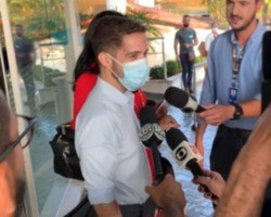 Jornalista Gabriel Luiz tem alta do hospital 3 semanas após ser esfaqueado
