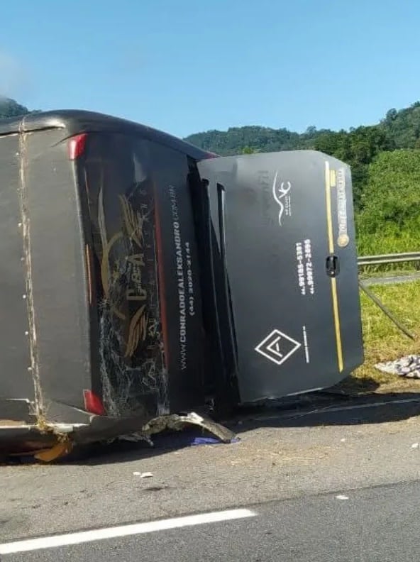 Ônibus da dupla sertaneja tombou em acidente no interior de São Paulo - Foto: Reprodução/Redes sociais