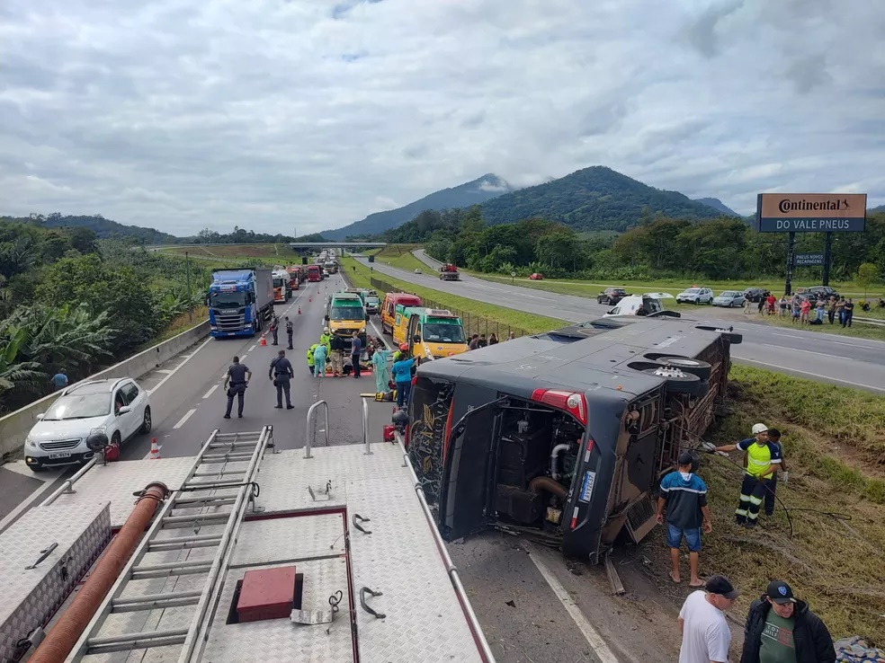 Acidente de ônibus da dupla Conrado e Aleksandro deixou seis mortos — Foto: Reprodução 