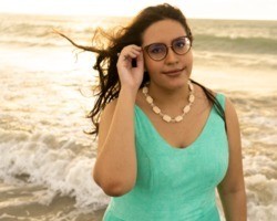 Juliana Véras, cantora piauiense autista, lança clipe na Praia do Coqueiro