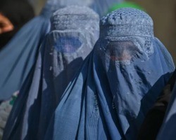 Talibã ordena que mulheres voltem a cobrir rosto e corpo