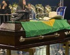 Com cortejo de sertanejos, corpo do cantor Aleksandro é sepultado no Paraná
