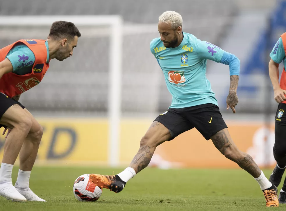 Pisão no pé de Neymar foi durante treino da seleção. (Foto: Lucas Figueiredo - CBF)