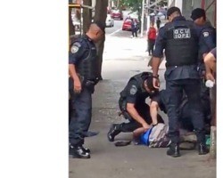 GCM usa joelho para imobilizar homem perto da cracolândia em São Paulo