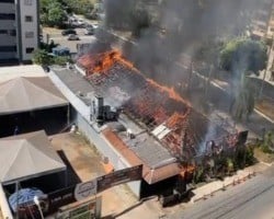 Vídeo: Incêndio destrói restaurante e pizzaria no Distrito Federal