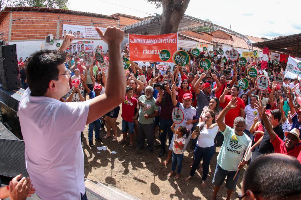 Rafael Fonteles é recebido pelos moradores de Palmeirais (Foto: Divulgação)