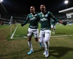 Palmeiras vence Coritiba, quebra tabu e assegura liderança do Brasileiro
