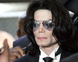 Michael Jackson é absolvido de todas as 10 acusações de pedofilia 