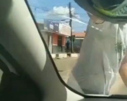 THE: Motociclista ataca carro de mulher durante briga de trânsito; vídeo!
