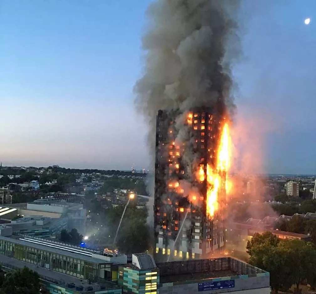 Edifício Grenfell Tower foi totalmente consumido pelo fogo