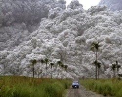Explosão do vulcão Monte Pinatubo deixa ao menos 800 mortos 
