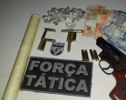 Homem foge da polícia após jogar fora sacola com arma e drogas em Teresina