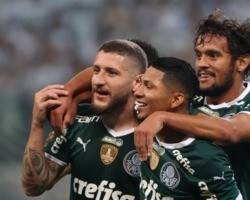 Palmeiras faz quatro gols contra Atlético-GO e abre vantagem no Brasileirão
